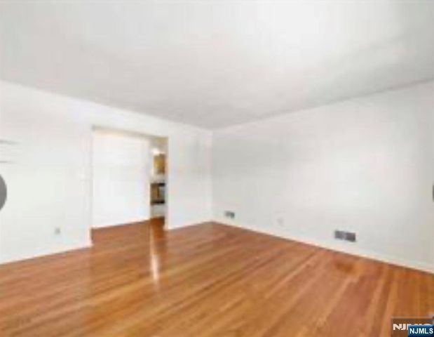 456 9th Street, Palisades Park, NJ 07650