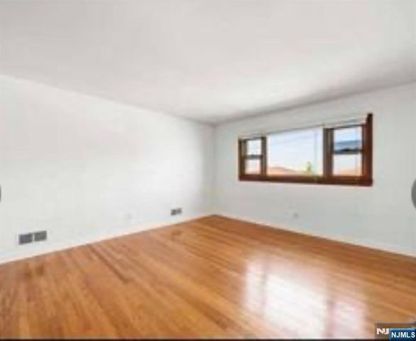 456 9th Street, Palisades Park, NJ 07650