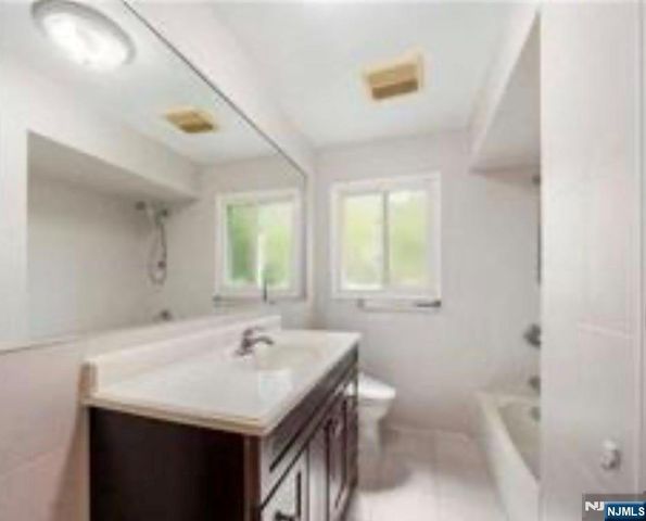 456 9th Street, Palisades Park, NJ 07650