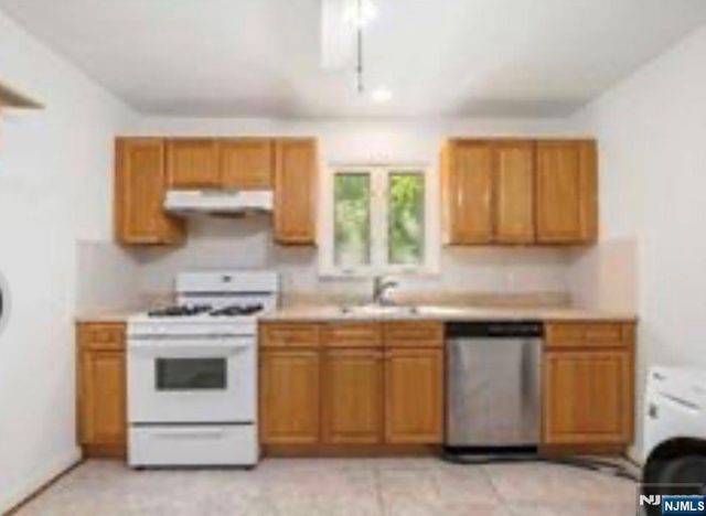 456 9th Street, Palisades Park, NJ 07650