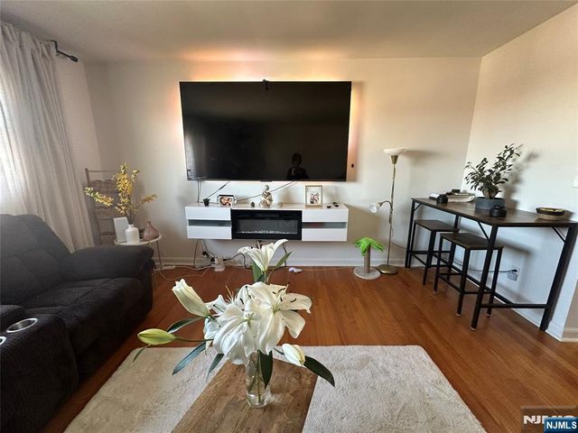 456 9th Street, Palisades Park, NJ 07650