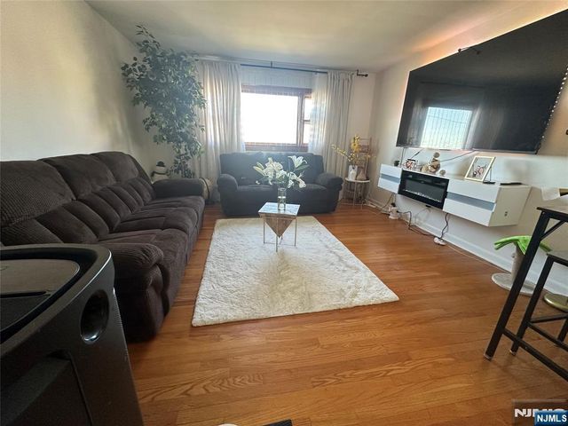 456 9th Street, Palisades Park, NJ 07650