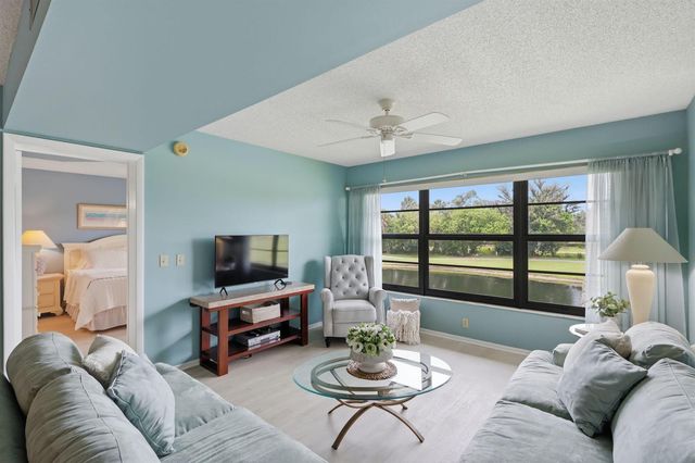 29 Plantation Drive 202, Vero Beach, FL 32966
