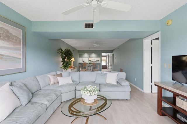 29 Plantation Drive 202, Vero Beach, FL 32966