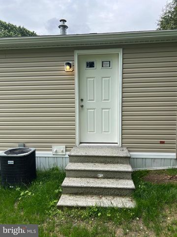 58 CHEROKEE DR, Windsor, PA 17366