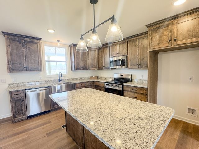 575 Pleasant Hill Rd, Lafayette, TN 37083