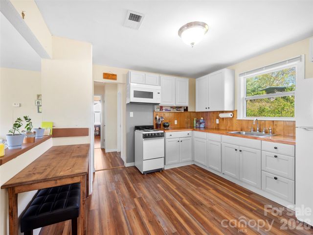 209 Wilmont Drive, Hendersonville, NC 28792