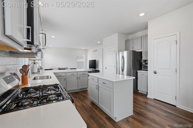 8446 Sandhill Court, White Lake Charter Township, MI 48386