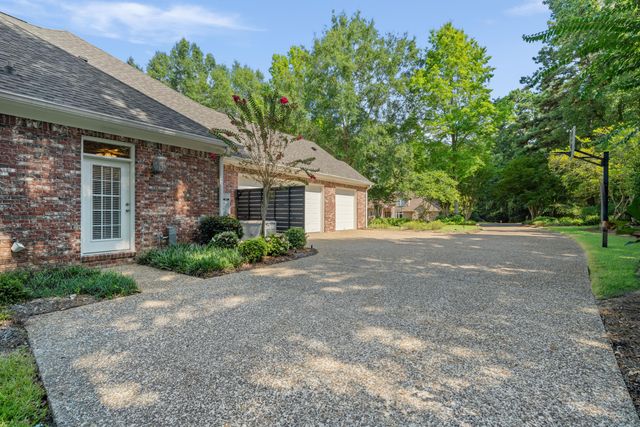 206 Timberton Dr., Hattiesburg, MS 39401