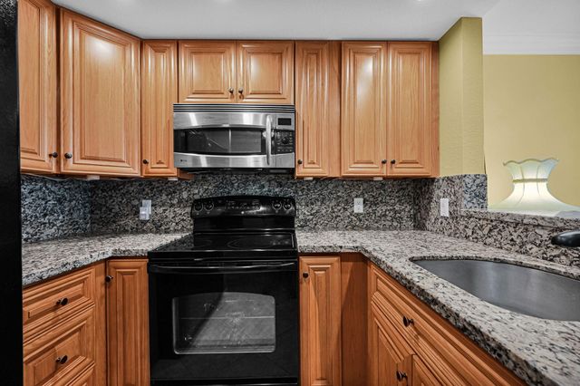 9121 Sunrise Lakes Blvd 106, Sunrise, FL 33322