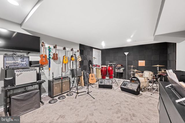 102 FILLY DR, North Wales, PA 19454