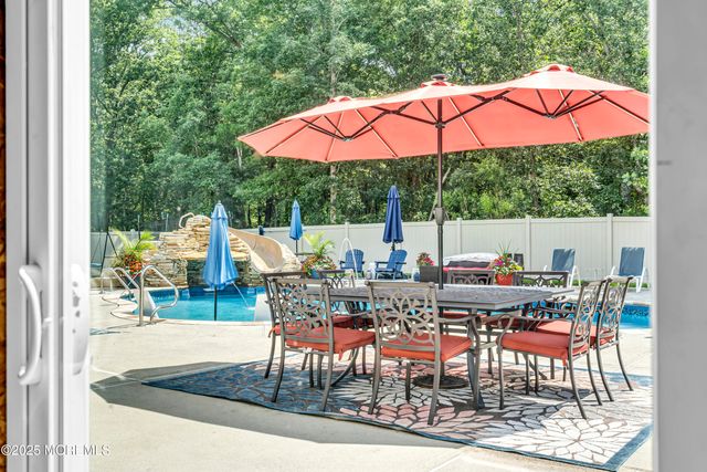 5 Maxim Court, Jackson, NJ 08527