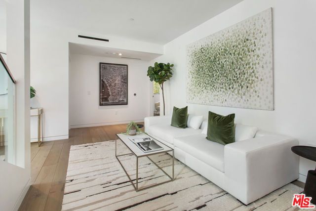 8600 Wilshire Boulevard TH 2, Beverly Hills, CA 90211