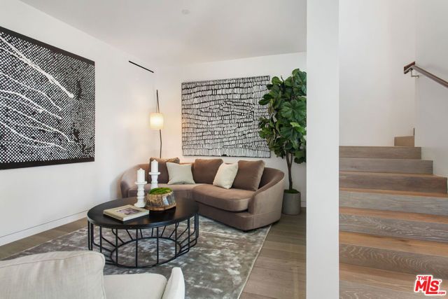 8600 Wilshire Boulevard TH 2, Beverly Hills, CA 90211