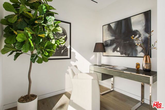 8600 Wilshire Boulevard TH 2, Beverly Hills, CA 90211