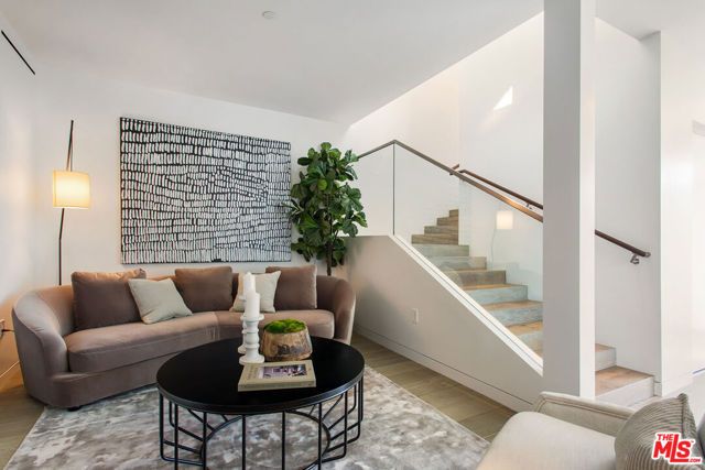 8600 Wilshire Boulevard TH 2, Beverly Hills, CA 90211