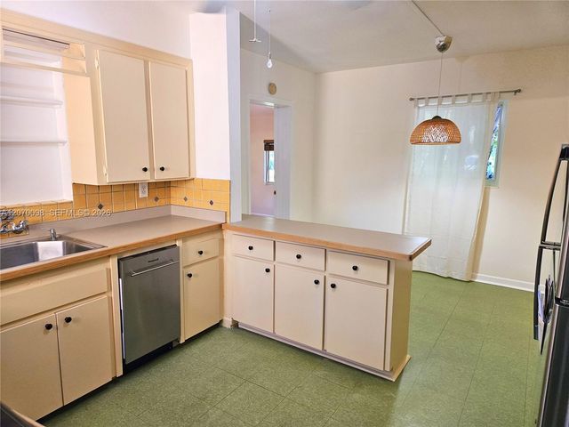 6624 SW 78th Terrace, South Miami, FL 33143