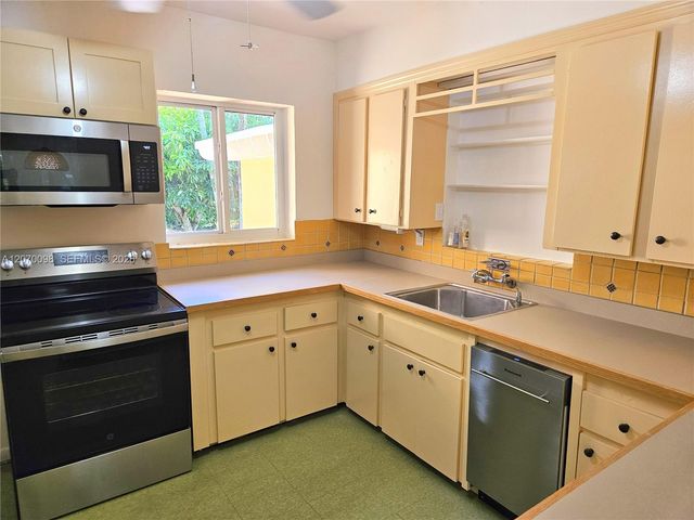 6624 SW 78th Terrace, South Miami, FL 33143
