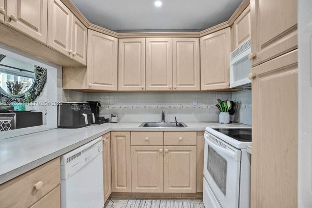 3665 NE 167th St 208, North Miami Beach, FL 33160