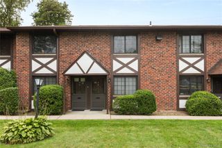 6 Pinebrook Place 6, Bay Shore, NY 11706