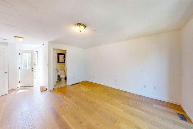 110 Coolidge Hill Rd 4, Watertown, MA 02472