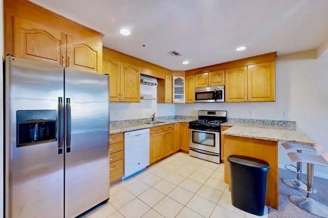 110 Coolidge Hill Rd 4, Watertown, MA 02472