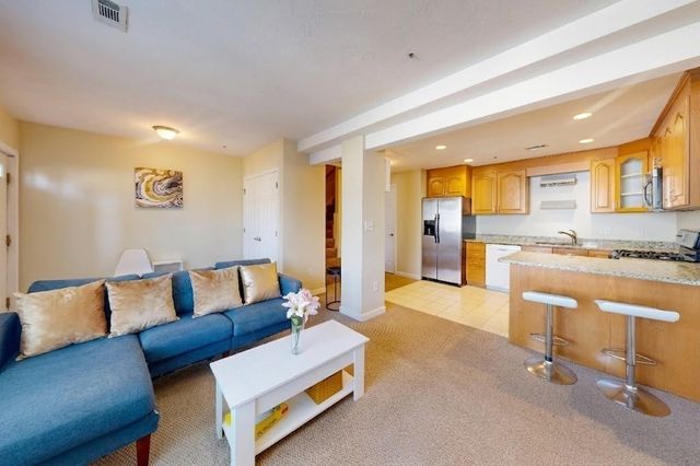 110 Coolidge Hill Rd 4, Watertown, MA 02472