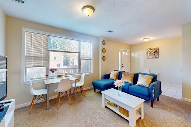 110 Coolidge Hill Rd 4, Watertown, MA 02472