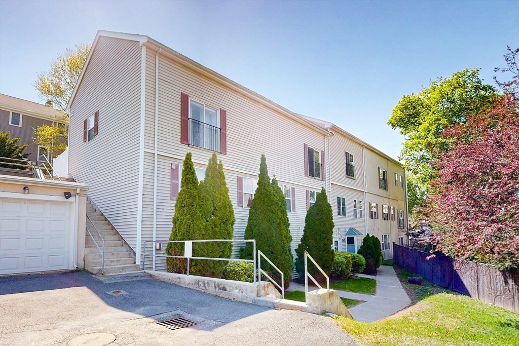 110 Coolidge Hill Rd 4, Watertown, MA 02472