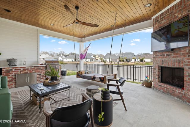 300 Queenstown Avenue, Youngsville, LA 70592