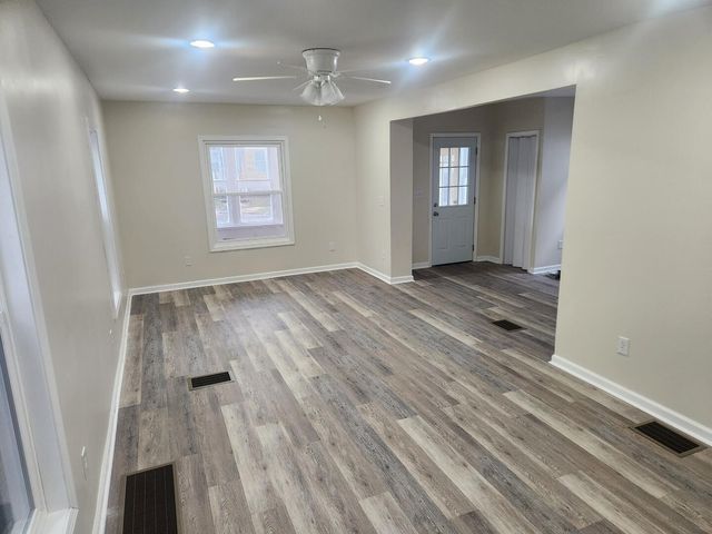 2421 PLUM Street, Erie, PA 16502