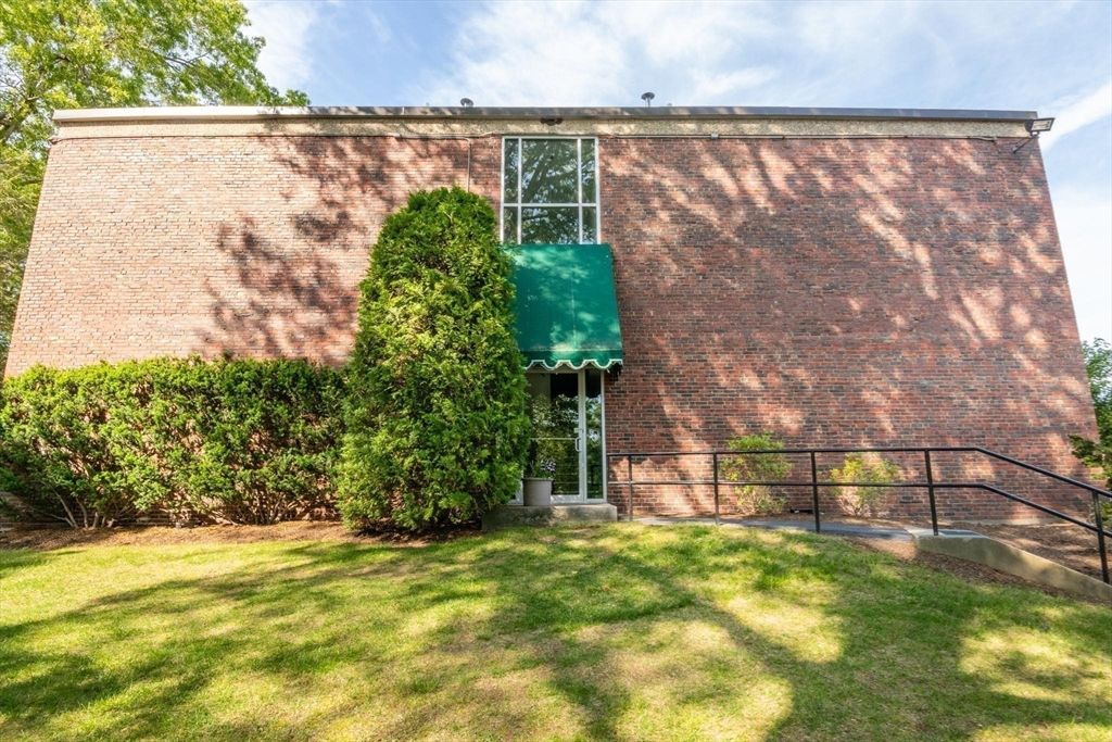 1202 Greendale Avenue 124, Needham, MA 02492