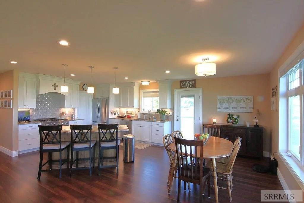 Image 4 of property listing at 1184 N 1325 E, Shelley, ID 83274