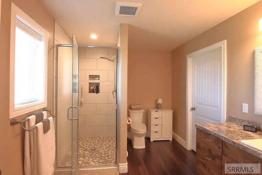 Image 6 of property listing at 1184 N 1325 E, Shelley, ID 83274