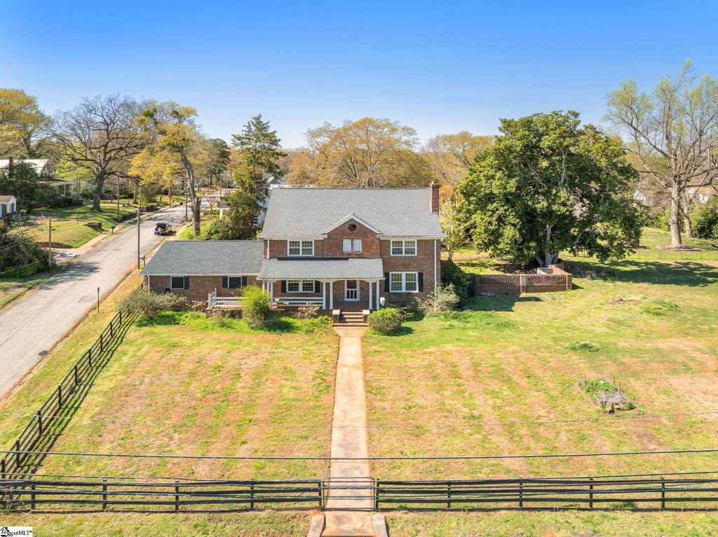 838 S Harper Street, Laurens, SC 29360