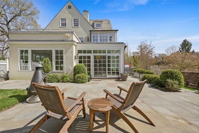 7 Plateau Circle W, Bronxville, NY 10708