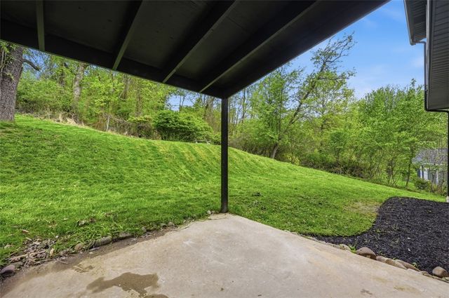 201 N Hazelwood Dr, N Franklin Twp, PA 15301