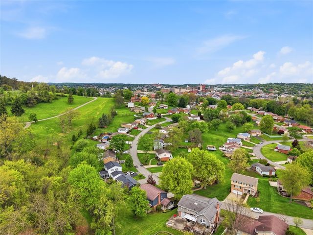 201 N Hazelwood Dr, N Franklin Twp, PA 15301