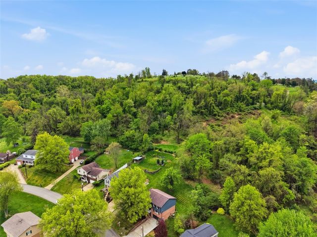 201 N Hazelwood Dr, N Franklin Twp, PA 15301