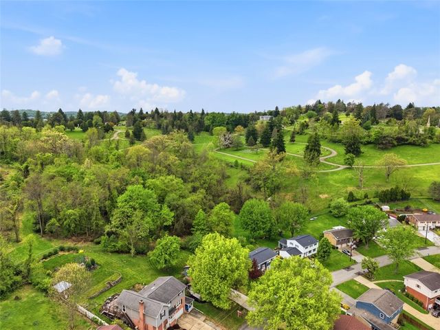 201 N Hazelwood Dr, N Franklin Twp, PA 15301