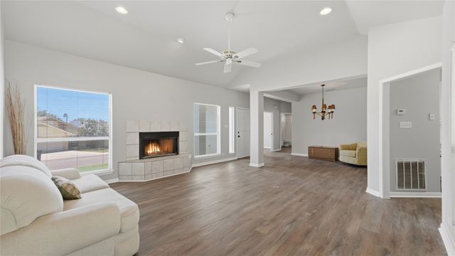 703 Lazy Bluff LN, New Braunfels, TX 78130