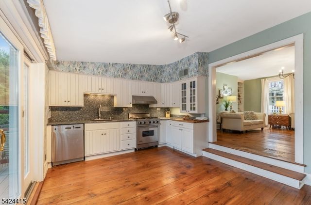 31 Center St, Clinton Town, NJ 08809