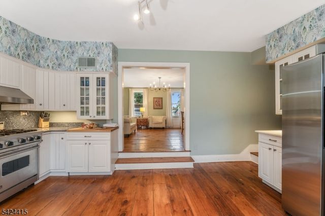31 Center St, Clinton Town, NJ 08809