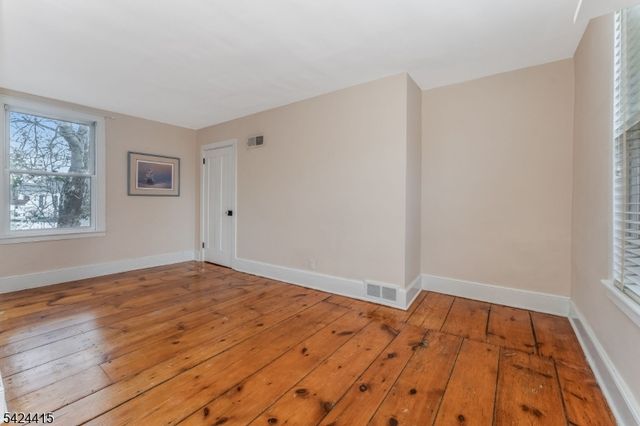 31 Center St, Clinton Town, NJ 08809
