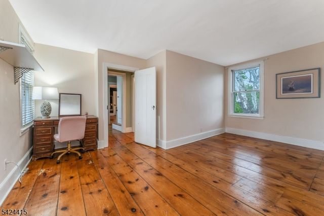 31 Center St, Clinton Town, NJ 08809