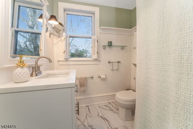 31 Center St, Clinton Town, NJ 08809