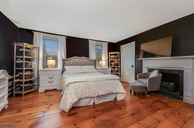 31 Center St, Clinton Town, NJ 08809