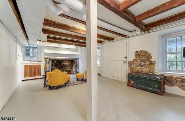 31 Center St, Clinton Town, NJ 08809