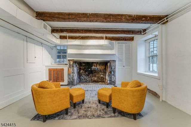 31 Center St, Clinton Town, NJ 08809