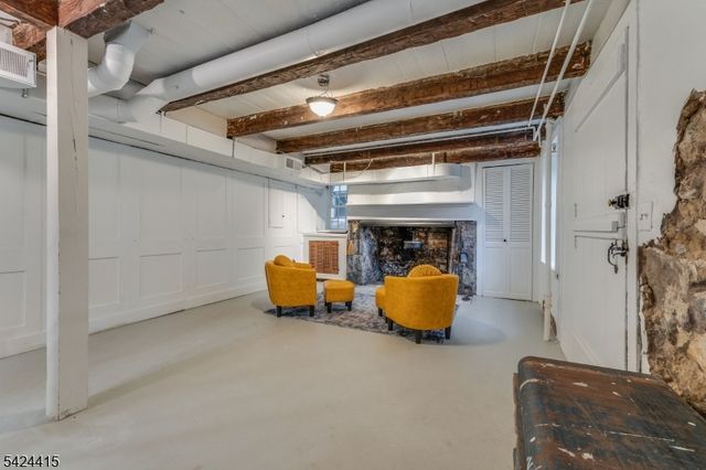 31 Center St, Clinton Town, NJ 08809